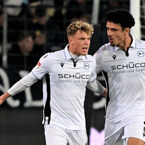Bielefelds Robin Hack (l.) jubelt gemeinsam mit Guilherme Ramos nach dem Ausgleichstreffer zum 2:2 gegen Kaiserslautern.