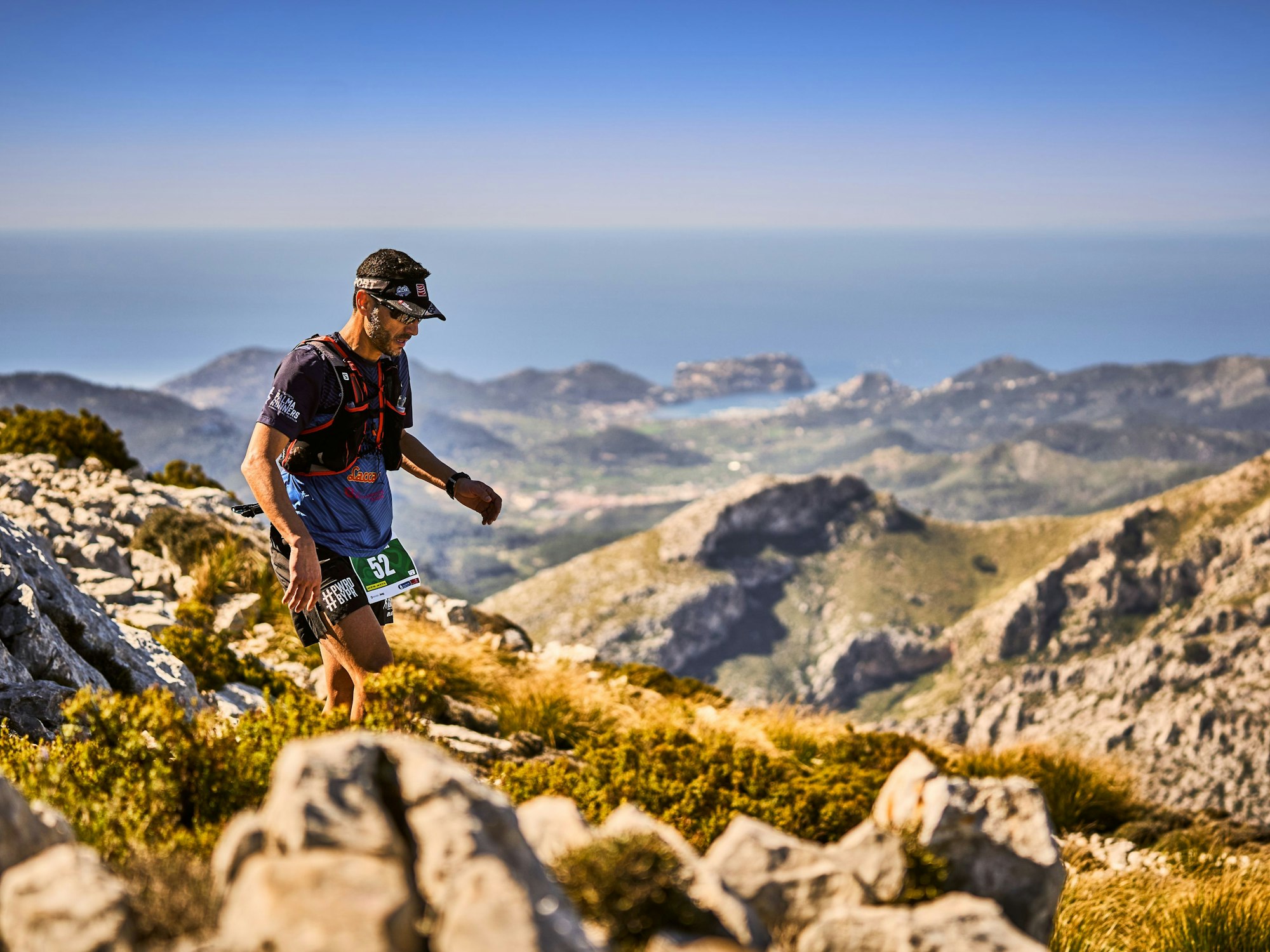 Ein Wanderer auf dem Galatzó Trail am 17. März 2019 auf Mallorca.