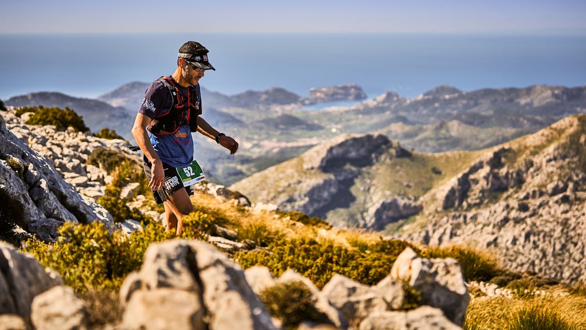 Ein Wanderer auf dem Galatzó Trail am 17. März 2019 auf Mallorca.