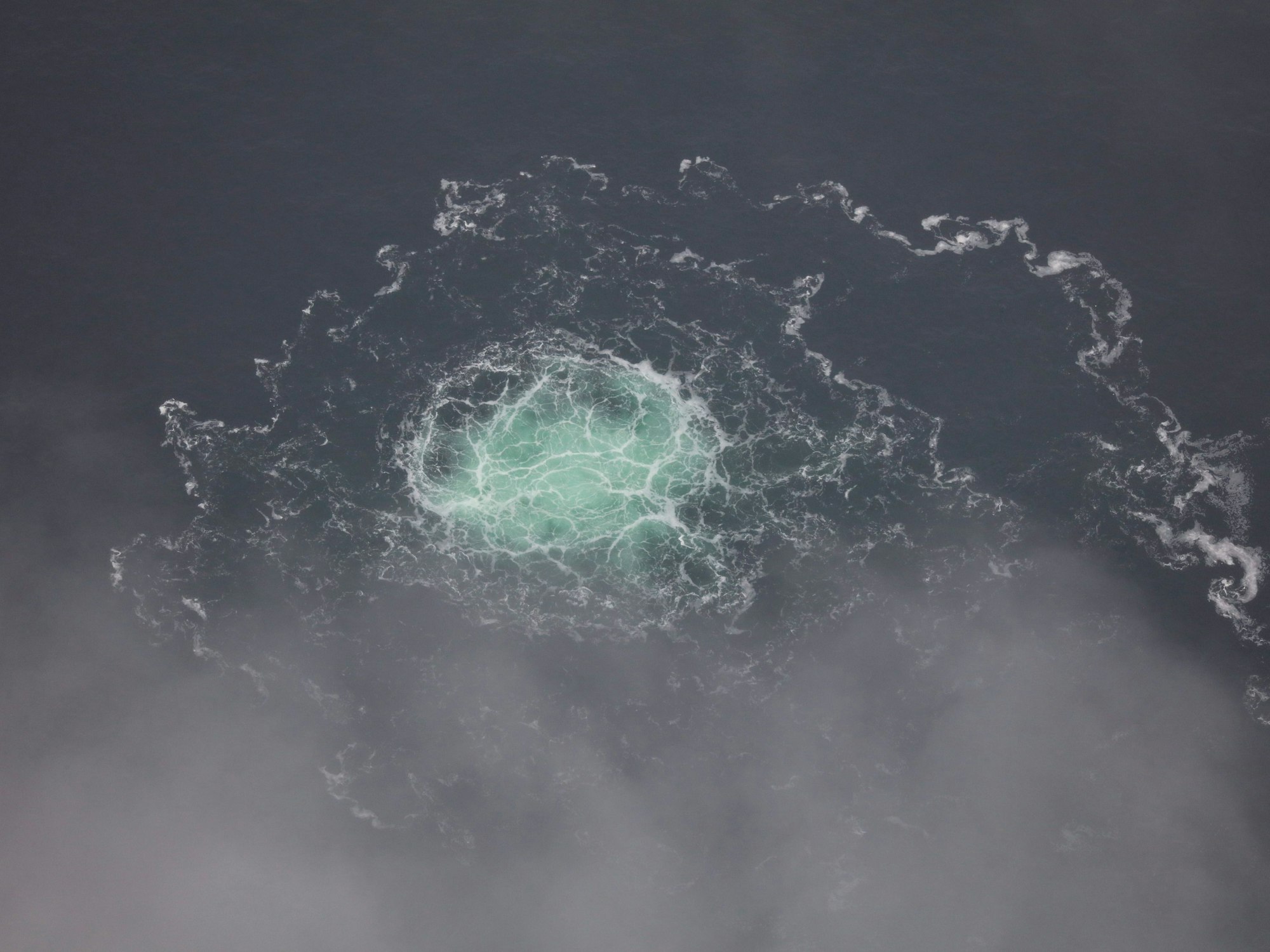Das Foto, das von der schwedischen Küstenwache veröffentlicht wurde, zeigt die Blasen, die über der Nord-Stream-2-Pipeline an die Meeresoberfläche aufsteigen. Insgesamt vier Lecks ließen den Verdacht aufkommen, die Leitungen wurden sabotiert. Nun liefert ein US-Unternehmen weitere Belege dafür.