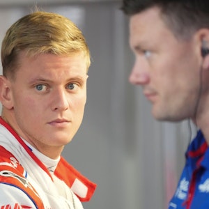 Haas-Pilot Mick Schumacher aus Deutschland kommt zum dritten Training des Großen Preises von Japan auf dem Suzuka Circuit in Suzuka, Zentraljapan, an.