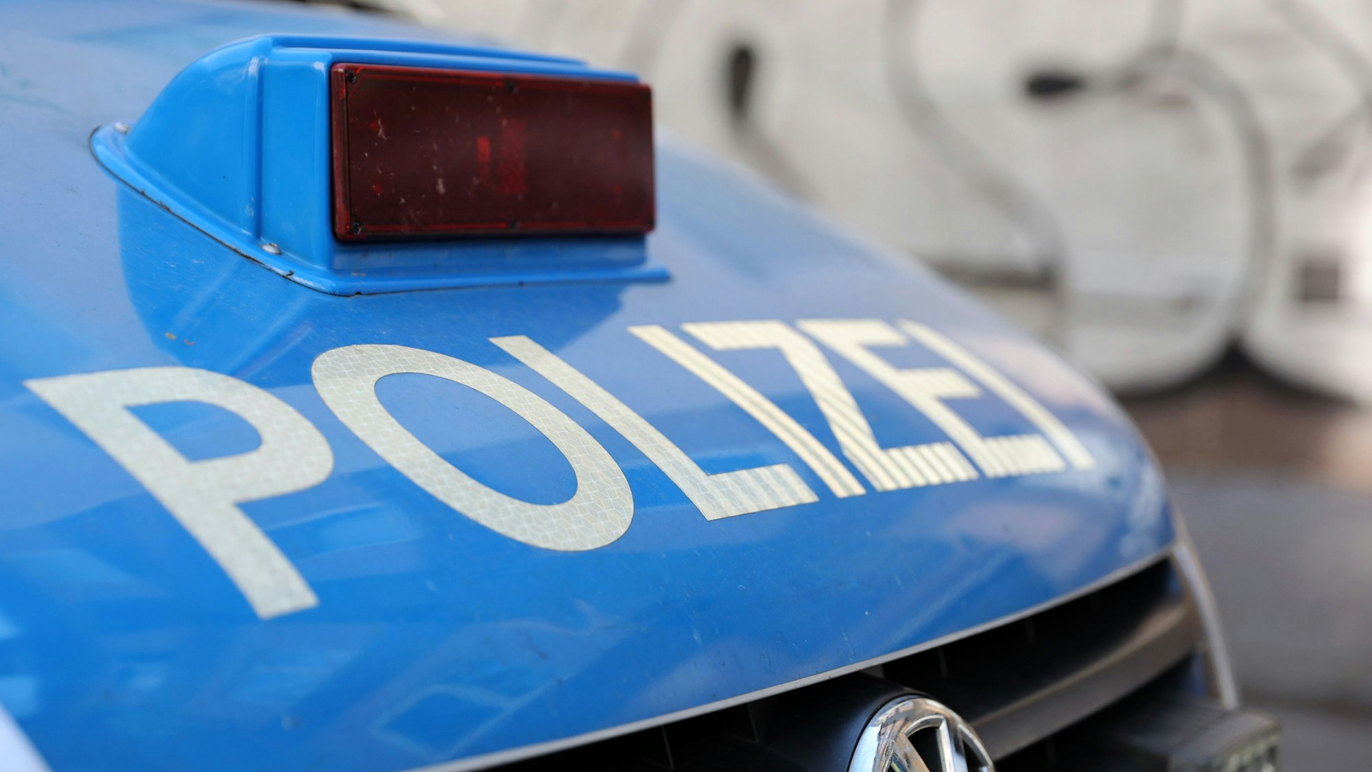 Die Motorhaube eines Polizei-Wagens mit Aufschrift „Polizei“