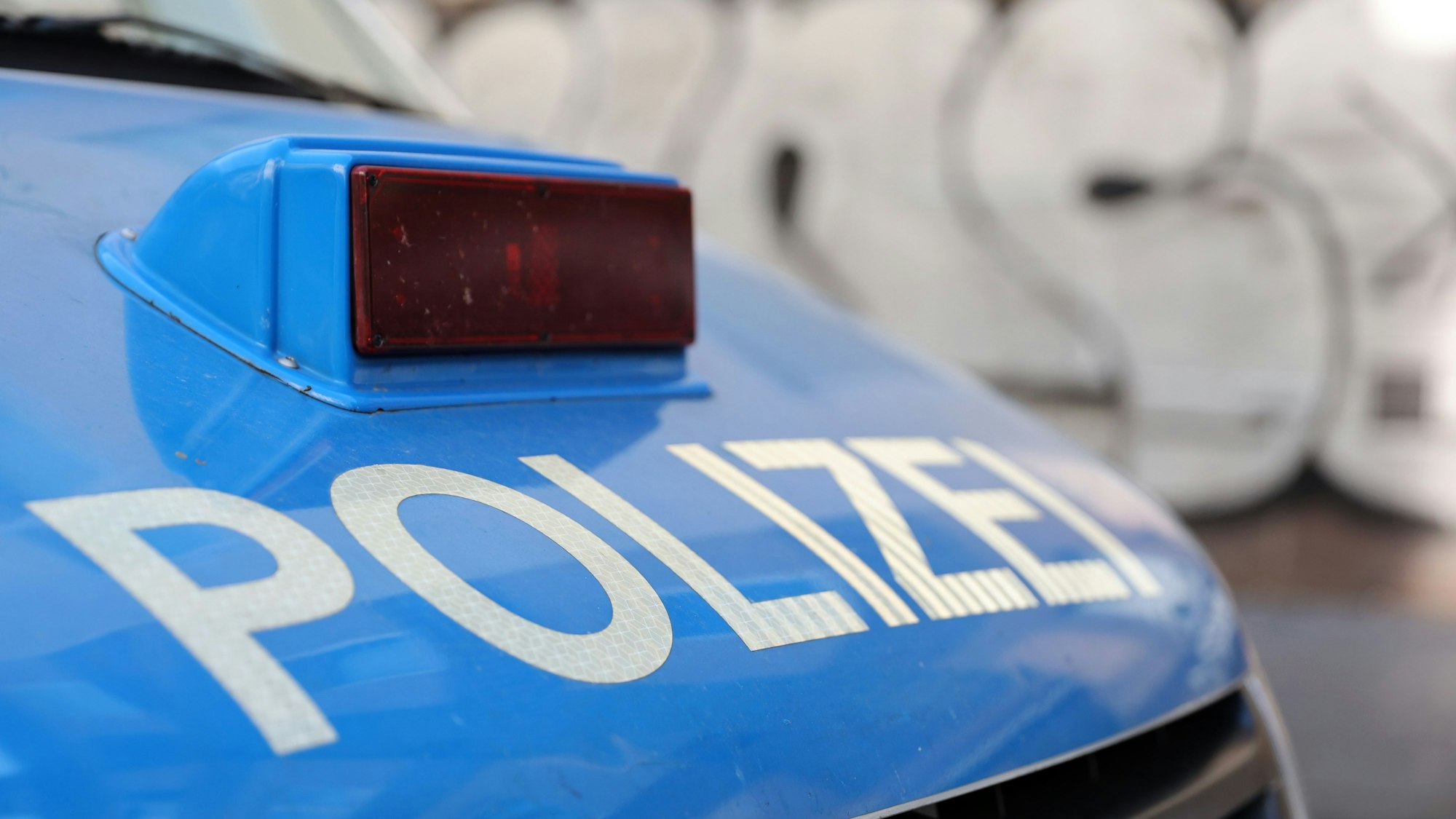 Motorhaube eines Polizeiautos (Symbolbild).