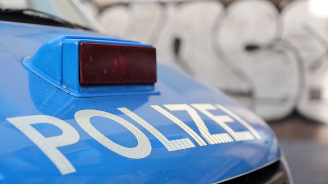 Die Front eines Kölner Polizeifahrzeugs. (Symbolbild)

