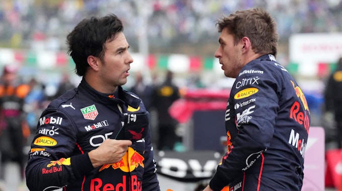Max Verstappen (r) aus den Niederlanden vom Team Red-Bull und sein Teamkollege Sergio Perez aus Mexiko unterhalten sich nach dem Rennen.