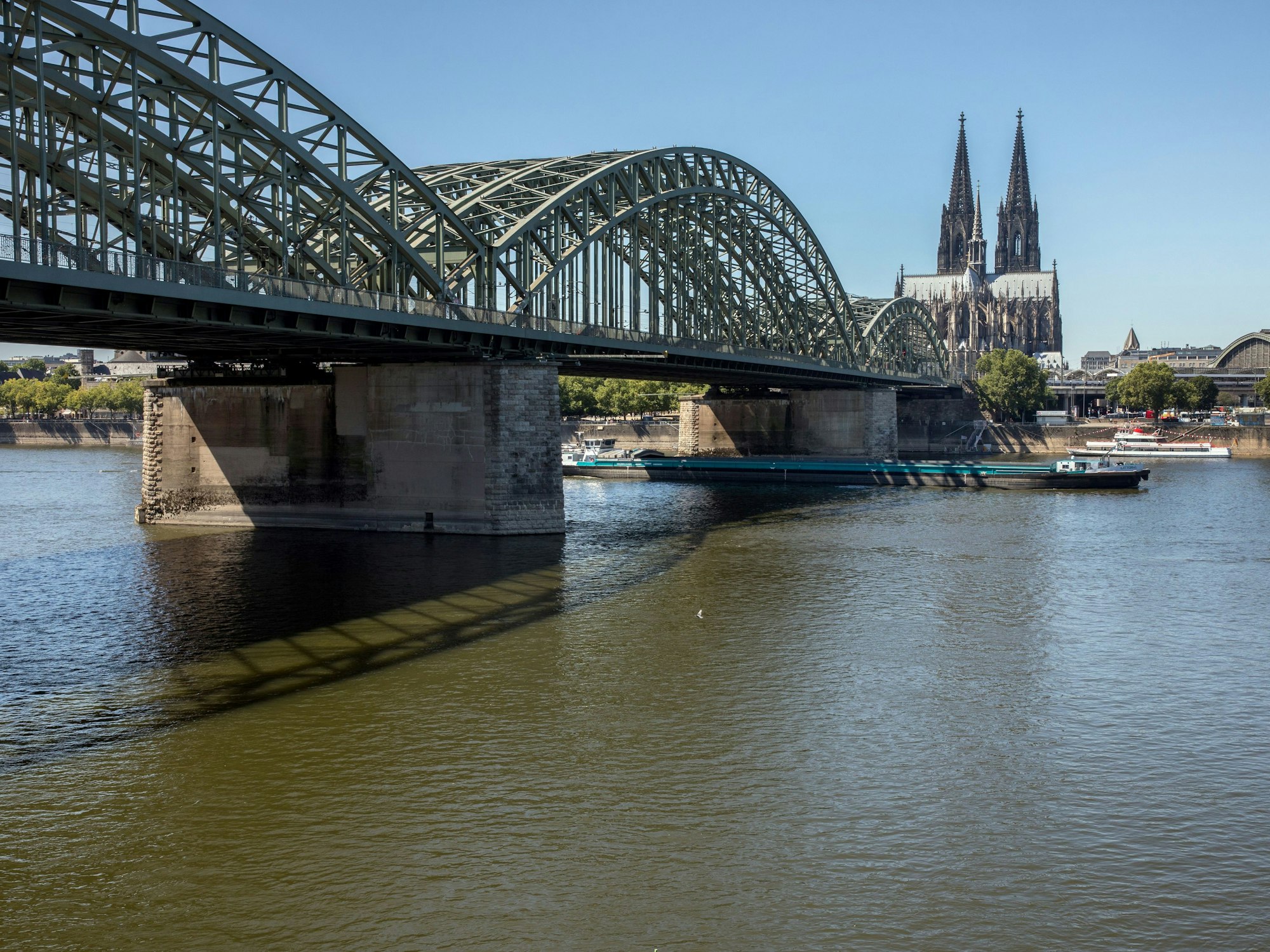 Der Rhein mit Blick auf die Hohenzollernbrücke und den Kölner Dom