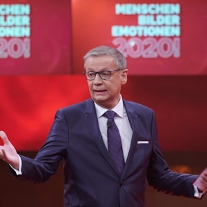 Moderator Günther Jauch steht beim RTL Jahresrückblick „Menschen, Bilder, Emotionen 2020“ im Studio.