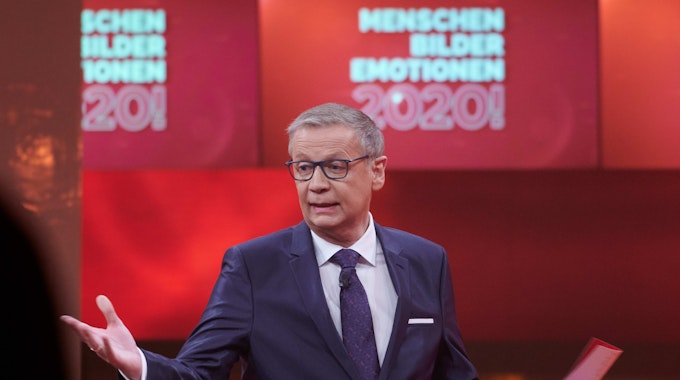 Moderator Günther Jauch steht beim RTL Jahresrückblick „Menschen, Bilder, Emotionen 2020“ im Studio.