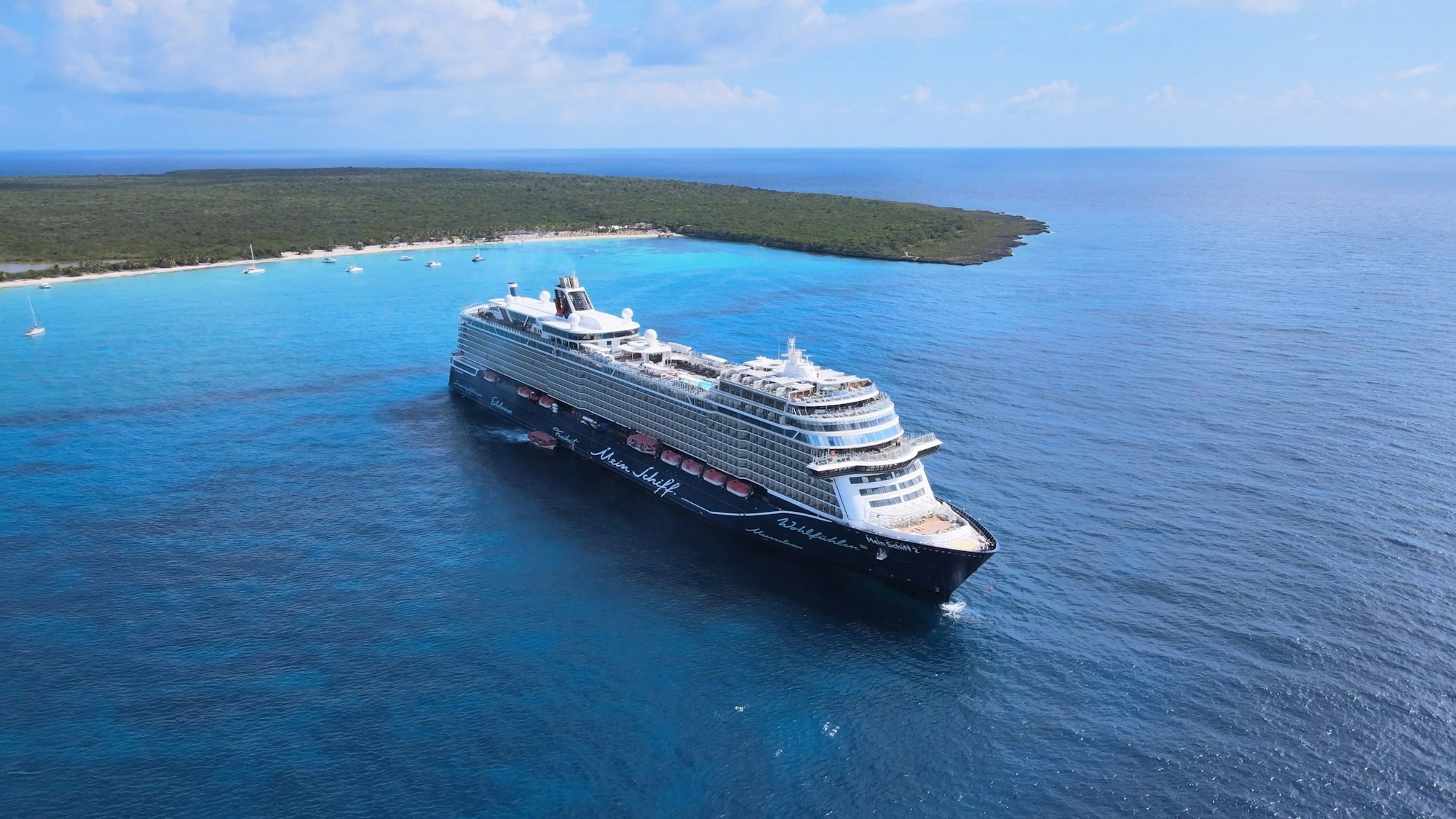 Die „MeinSchiff 2“ von Tui Cruises fährt auf dem offenen Meer.