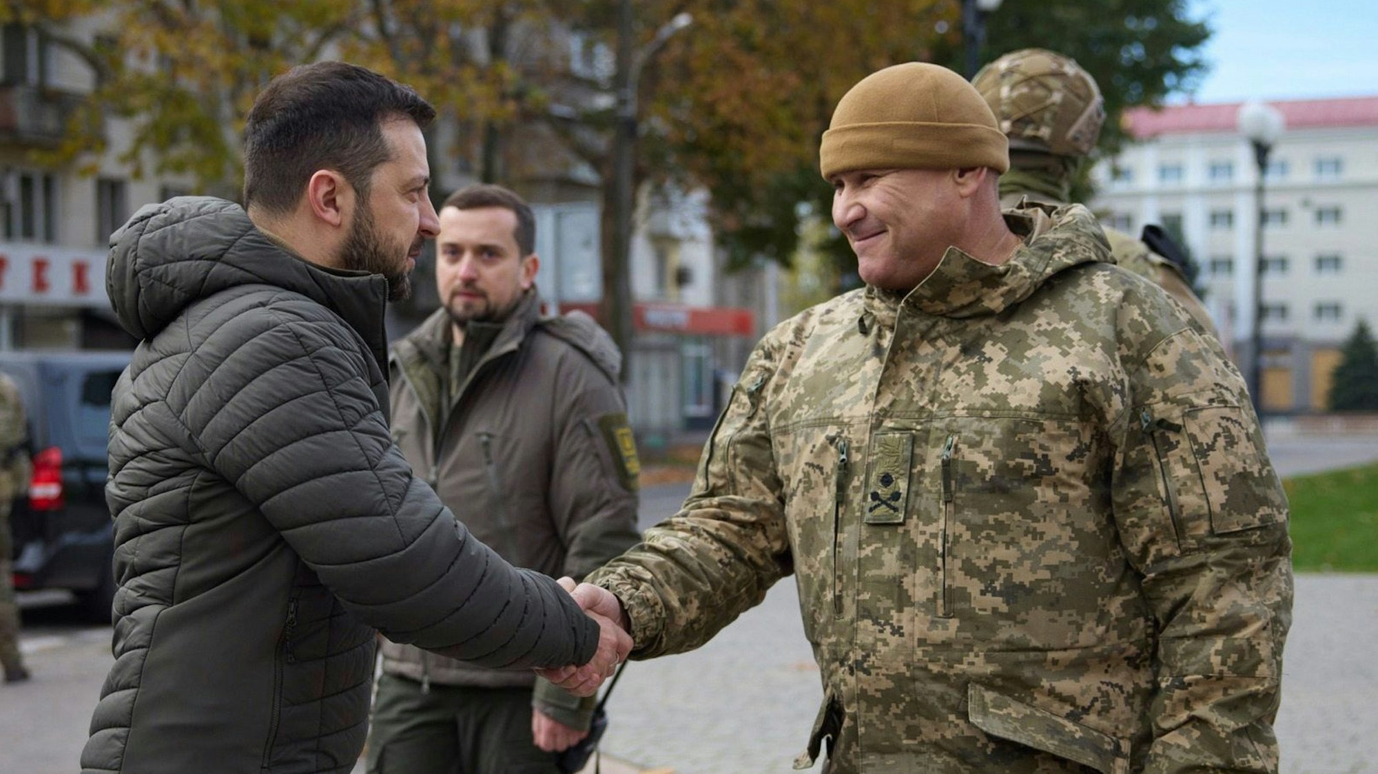 Wolodymyr Selenskyj, Präsident der Ukraine, während seines Besuchs in Cherson zu sehen. Der Präsident schüttelt einem Soldaten die Hand.
