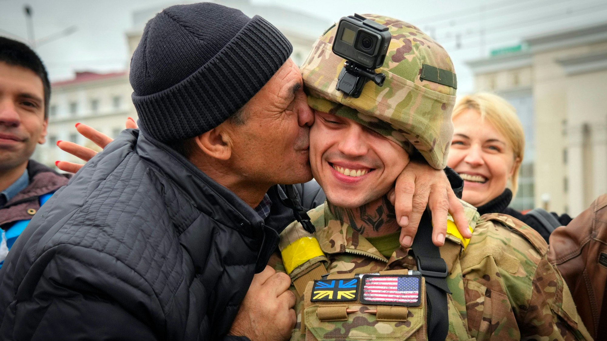 Ein Einwohner von Cherson küsst einen ukrainischen Soldaten.