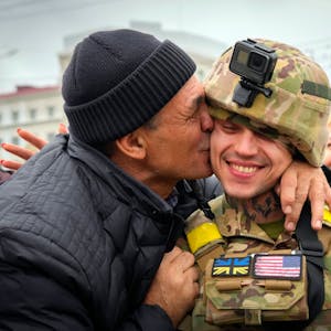 Ein Einwohner von Cherson küsst einen ukrainischen Soldaten.&nbsp;