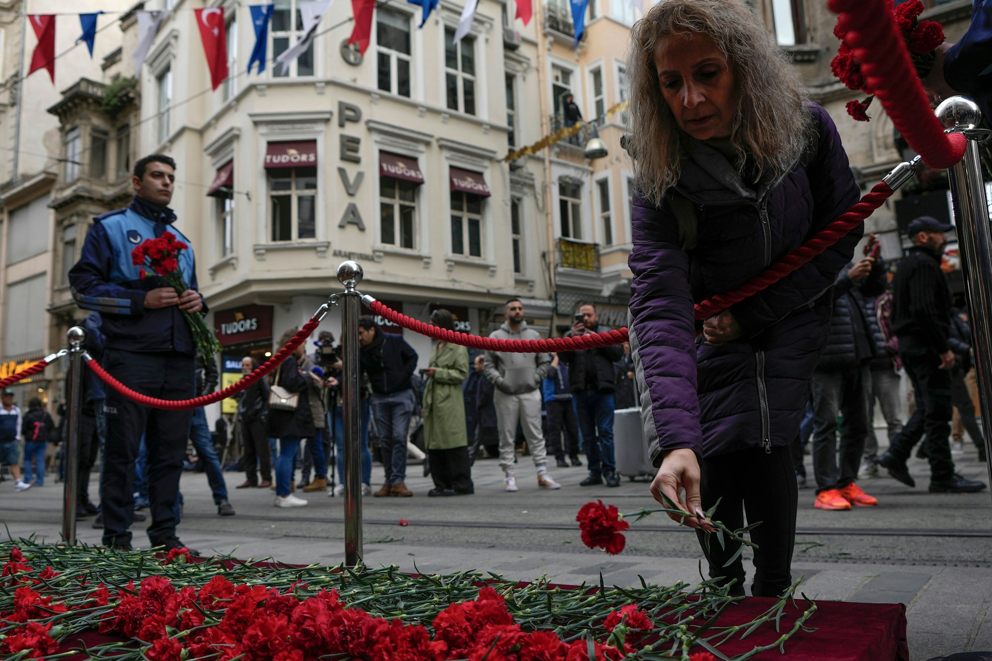 Eine Frau legt Blumen nieder am Ort der Explosion auf der Fußgängerzone Istiklal. Bei dem Anschlag am Sonntag 13.11.2022 auf der belebten Einkaufsstraße waren mehrere Menschen getötet worden und viele wurden verletzt.