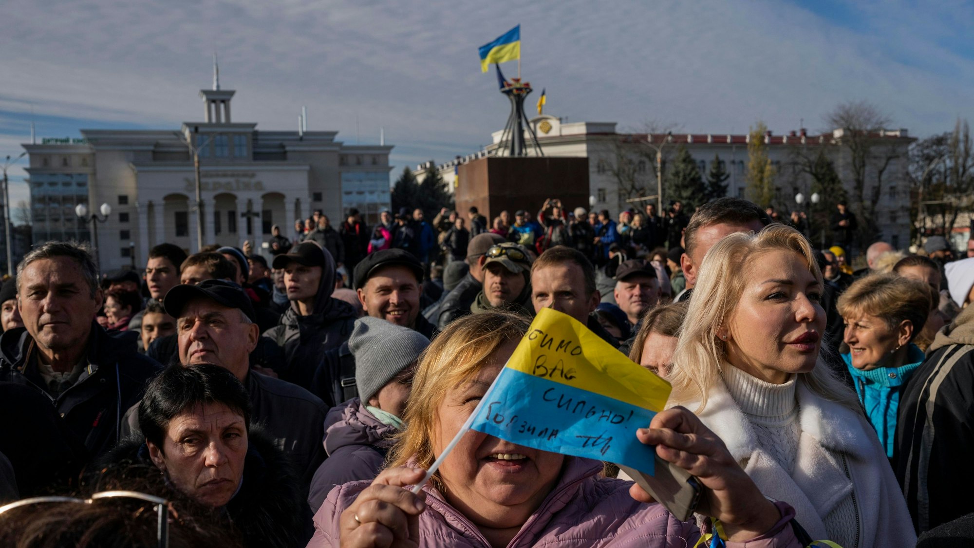Anwohner versammeln sich während eines Besuchs des ukrainischen Präsidenten Selenskyj in der Innenstadt von Cherson.