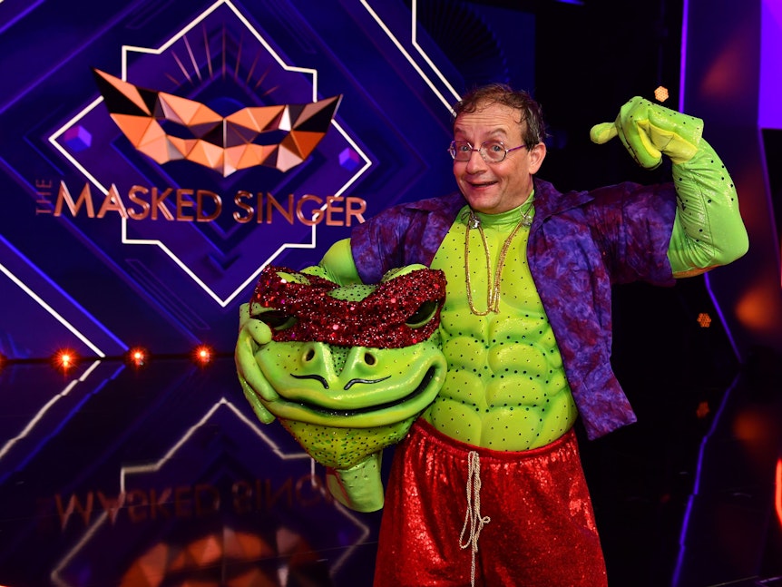 Wigald Boning im Kostüm der Figur «Der Frosch» steht nach der Enttarnung in der vierten Folge der dritten Staffel der ProSieben-Show «The Masked Singer» auf der Bühne.