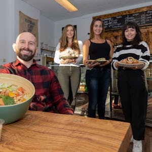 Gastronom Andreas Dauns und seine Mitarbeiterinnen zeigen eine Bowl und andere Speisen aus der Acetaria.