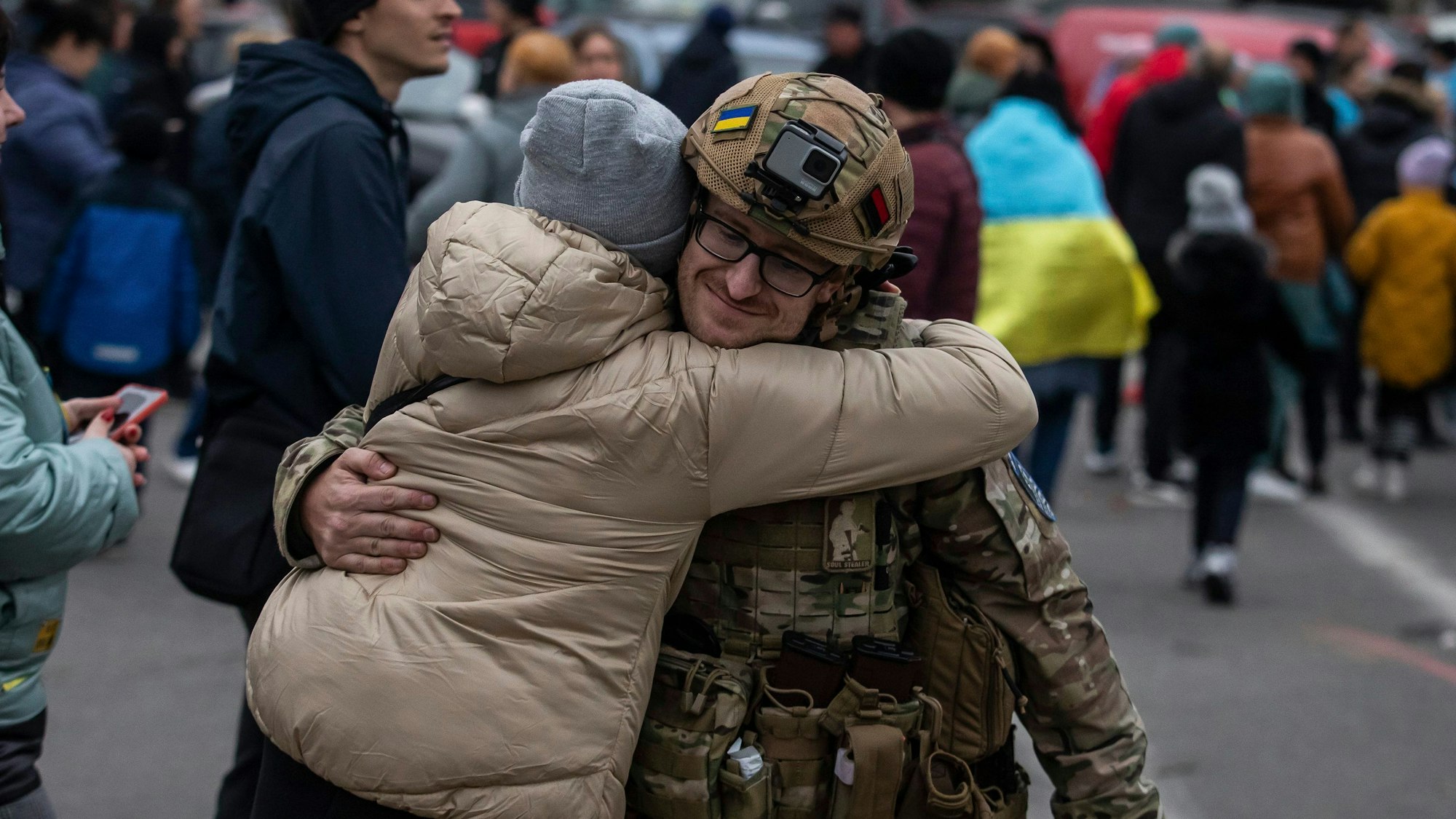 Eine Frau umarmt einen ukrainischen Offizier, als sie die Rückeroberung von Cherson, Ukraine, feiert.