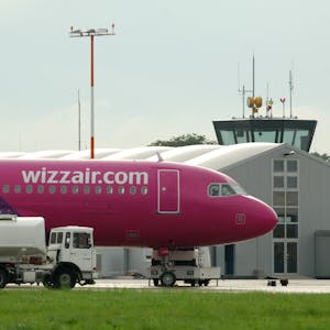 Ein Flugzeug der ungarischen Fluglinie Wizzair steht auf dem dem Flughafen in Lübeck. Zu sehen ist das markante Magenta auf einem Airbus, in dem die Flugzeuge der ungarischen Airline gestrichen sind. (Symbolbild)