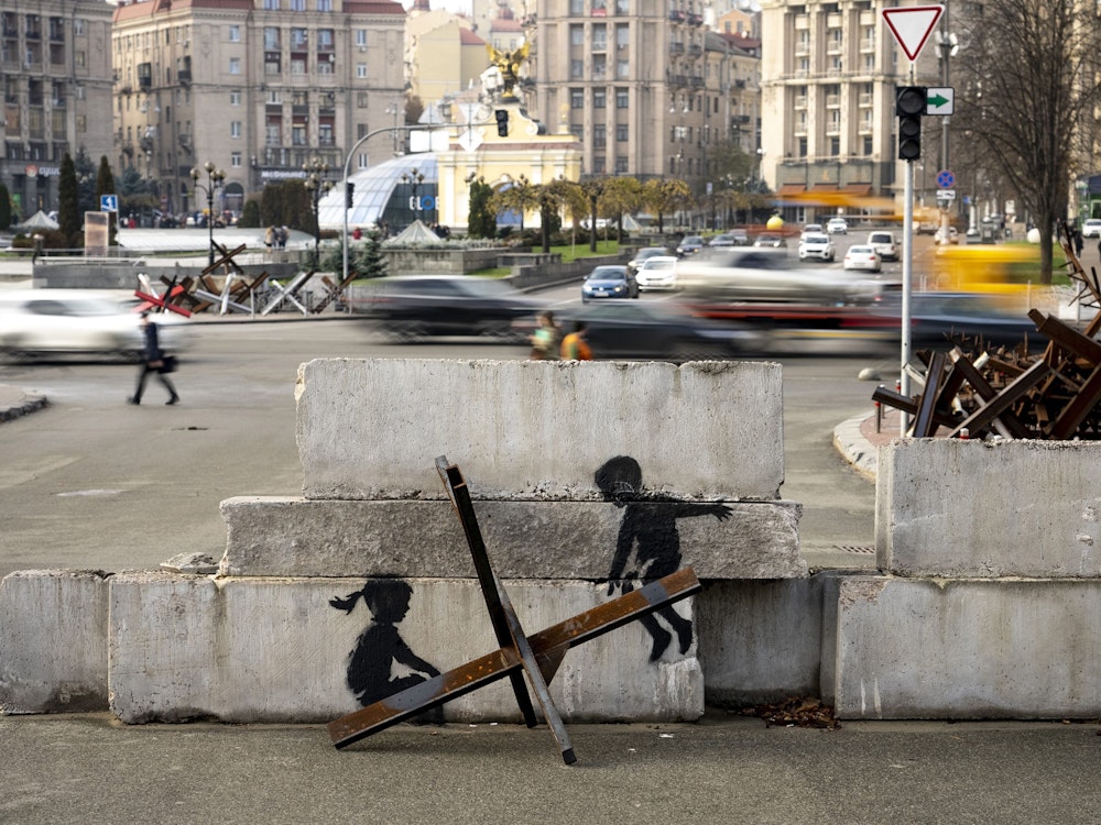 Das undatierte Handout-Foto, das der Streetart-Künstler Banksy auf seinem Instagram-Kanal veröffentlicht hat, zeigt eine Panzersperre. Auf einem Betonblock dahinter sind zwei Kinder, die scheinbar die Sperre als Wippe benutzen.