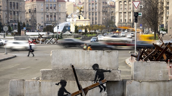 Das undatierte Handout-Foto, das der Streetart-Künstler Banksy auf seinem Instagram-Kanal veröffentlicht hat, zeigt eine Panzersperre. Auf einem Betonblock dahinter sind zwei Kinder, die scheinbar die Sperre als Wippe benutzen.