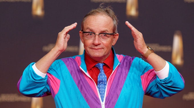 Der Komiker Wigald Boning kommt zur Verleihung vom Deutschen Fernsehpreis 2022 in die MMC Studios.