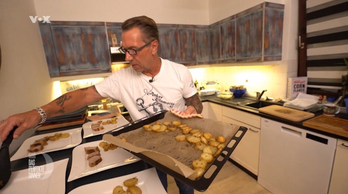 Gastgeber Frank steht am ersten Tag von „Das perfekte Dinner“ in Hamburg (TV-Ausstrahlung: 14. November 2022) in seiner Küche.