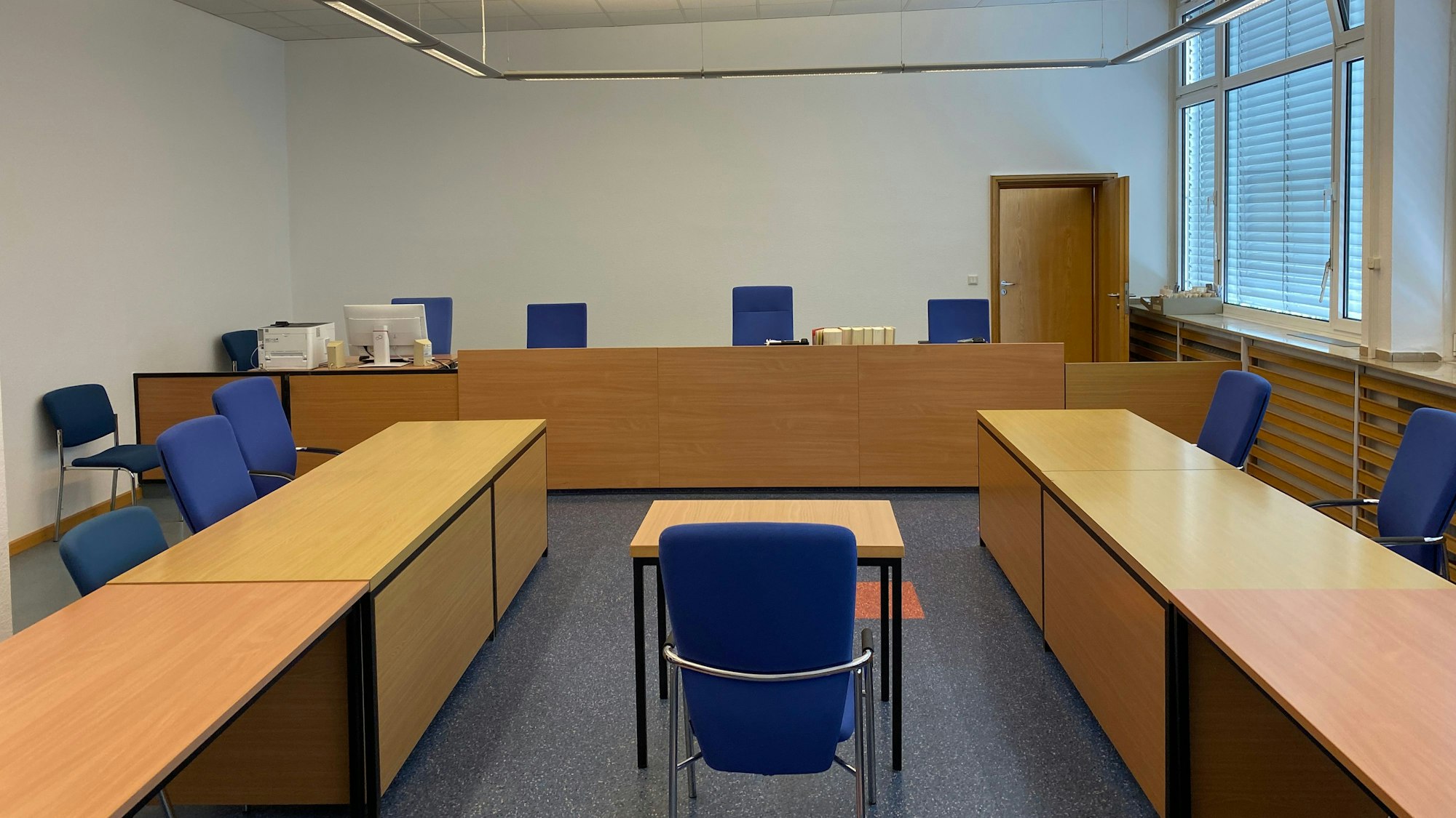Ein leerer Sitzungssaal im Bensberger Amtsgericht