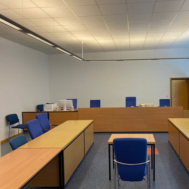 Ein leerer Sitzungssaal im Bensberger Amtsgericht