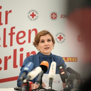Katja Kipping (Linke), Senatorin für Arbeit, Soziales und Integration in Berlin, spricht auf einer Pressekonferenz in Berlin.