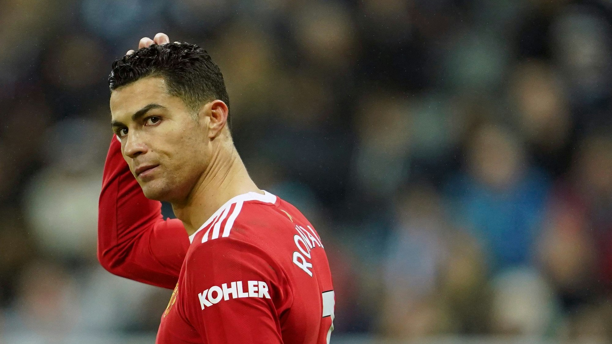 Cristiano Ronaldo kratzt sich fristriert an den Haaren.