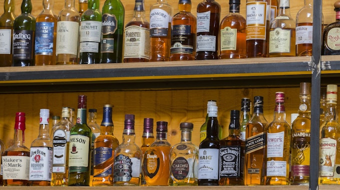 Flaschen mit Alkohol in Bar. Bild für Amazon Spirituosen-Artikel.