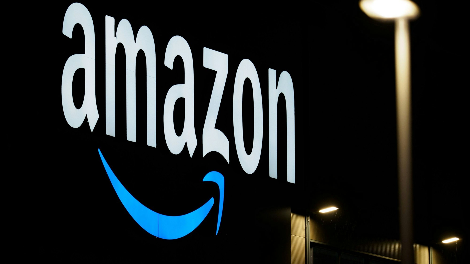 Das Logo von Amazon ist am einem Logistikzentrum des Onlineversandhändlers zu sehen.