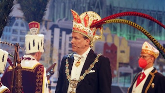Der Präsident des Festkomitees, Christoph Kuckelkorn, trägt während einer Veranstaltung eine Karnevalsmütze.