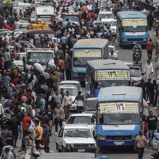 Menschen und Fahrzeuge drängen sich auf dem beliebten Straßenmarkt von Al Ataba zur Vorbereitung auf den bevorstehenden muslimischen Feiertag Eid al-Fitr. (Symbolbild)
