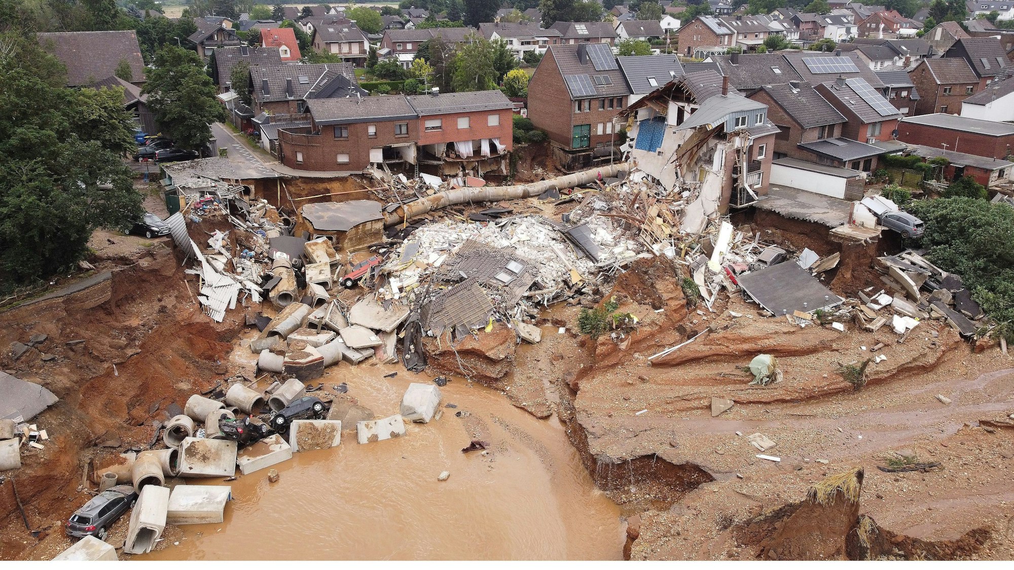 Trümmerteile und zerstörte Häuser am 16.07.2021 imOrtsteil Blessem kurz nach der Flutkatastrophe.