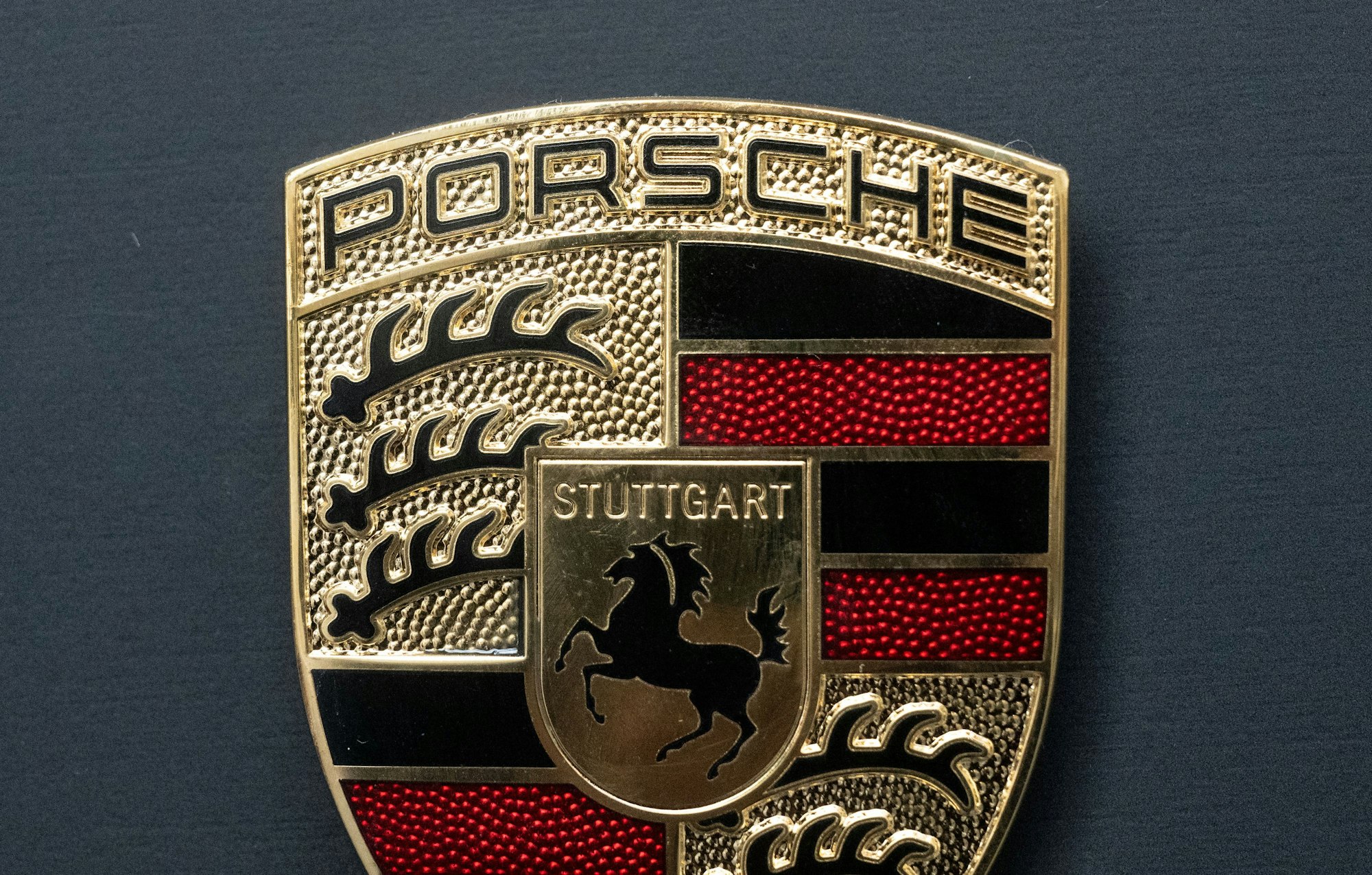 Das Logo der Porsche AG ist im Porsche-Zentrum zu sehen.