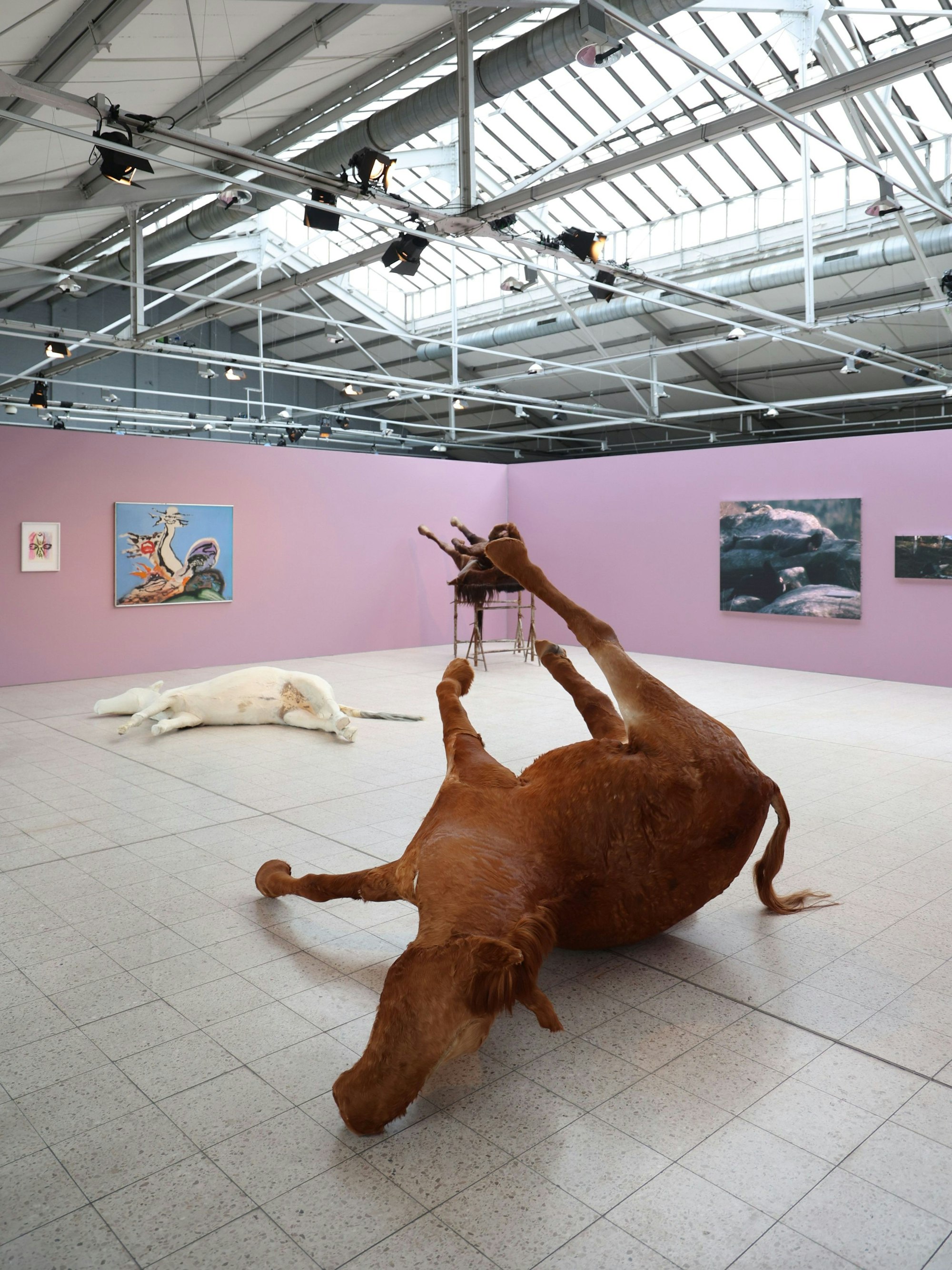 Die Skulptur eines toten Pferds liegt mit den Beinen nach oben in der Ausstellung Worth Fighting For