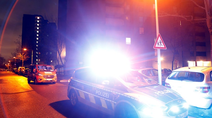 In der Nacht zu Samstag wurde ein Mann in Köln-Ostheim offenbar durch eine Schusswaffe verletzt. (Symbolbild)
