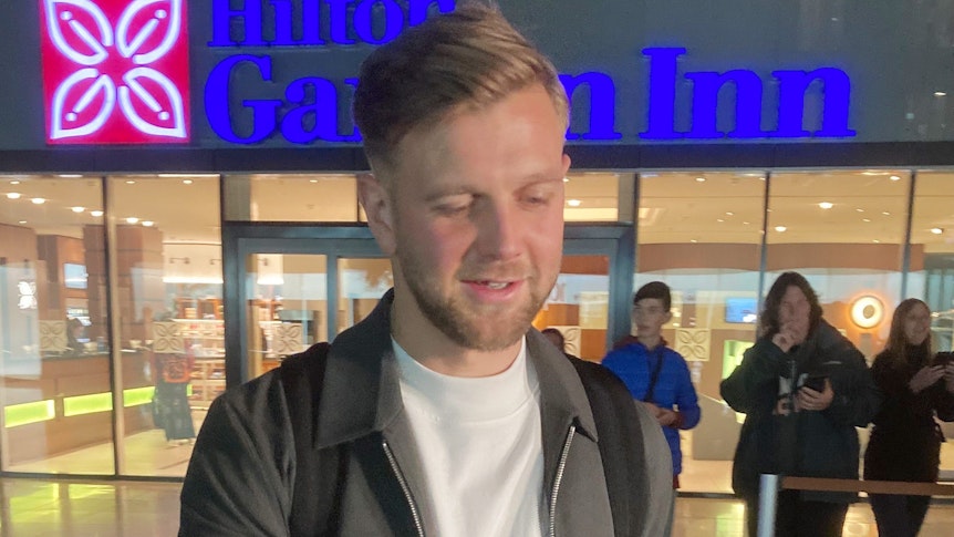 Nationalspieler Niclas Füllkrug gibt am Sonntagabend vor dem DFB-Teamhotel am Frankfurter Flughafen Autogramme.