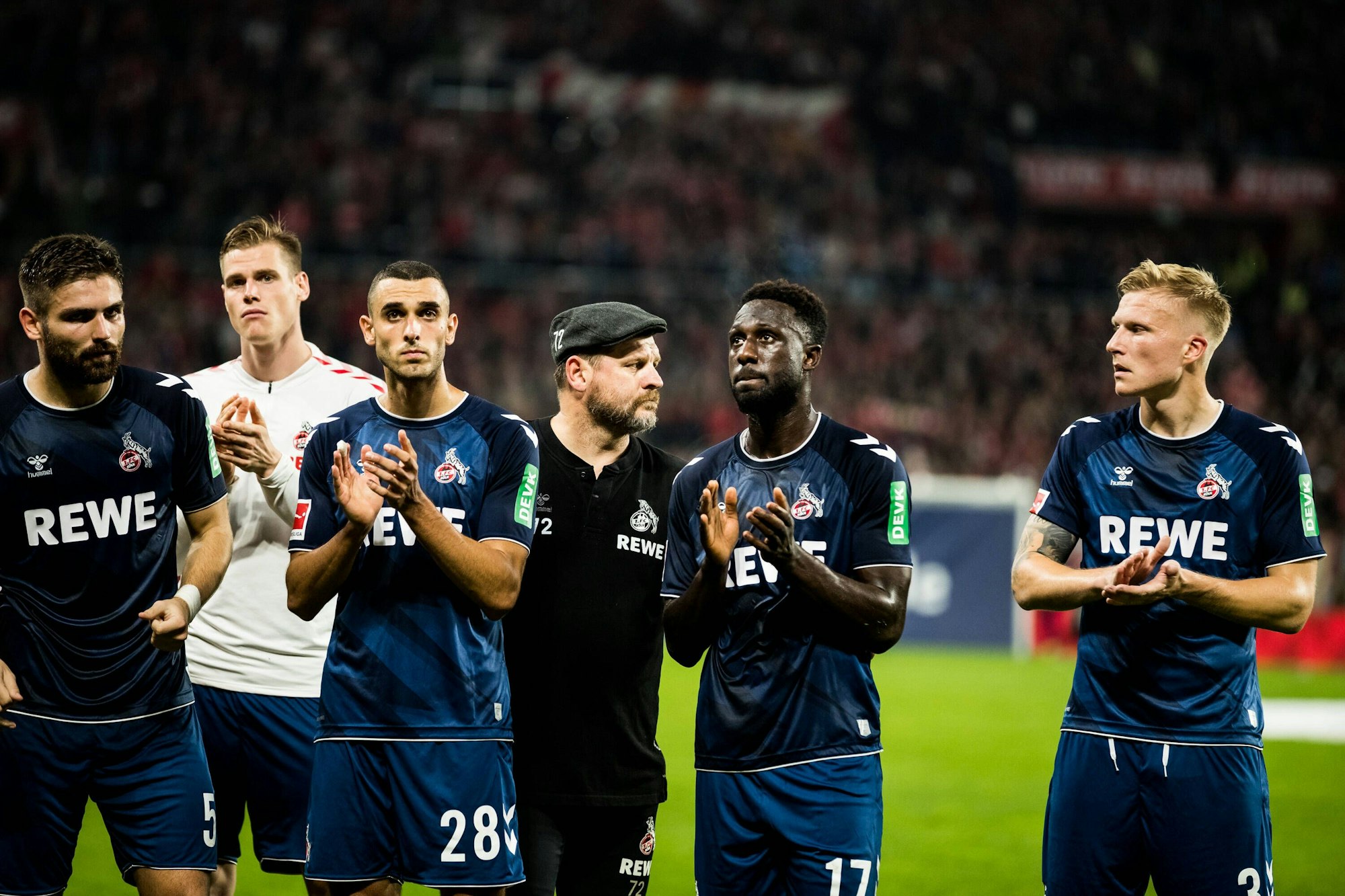 Die Spieler des 1. FC Köln bedanken sich geknickt bei den mitgereisten Fans.