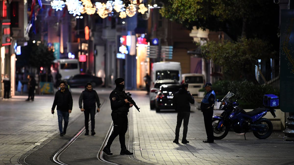 Polizisten stehen in der beliebten Fußgängerzone Istiklal in der Nähe des Taksim-Platzes. Bei dem Anschlag am Sonntag 13. November 2022 auf der belebten Einkaufsstraße waren sechs Menschen getötet worden und viele wurden verletzt.