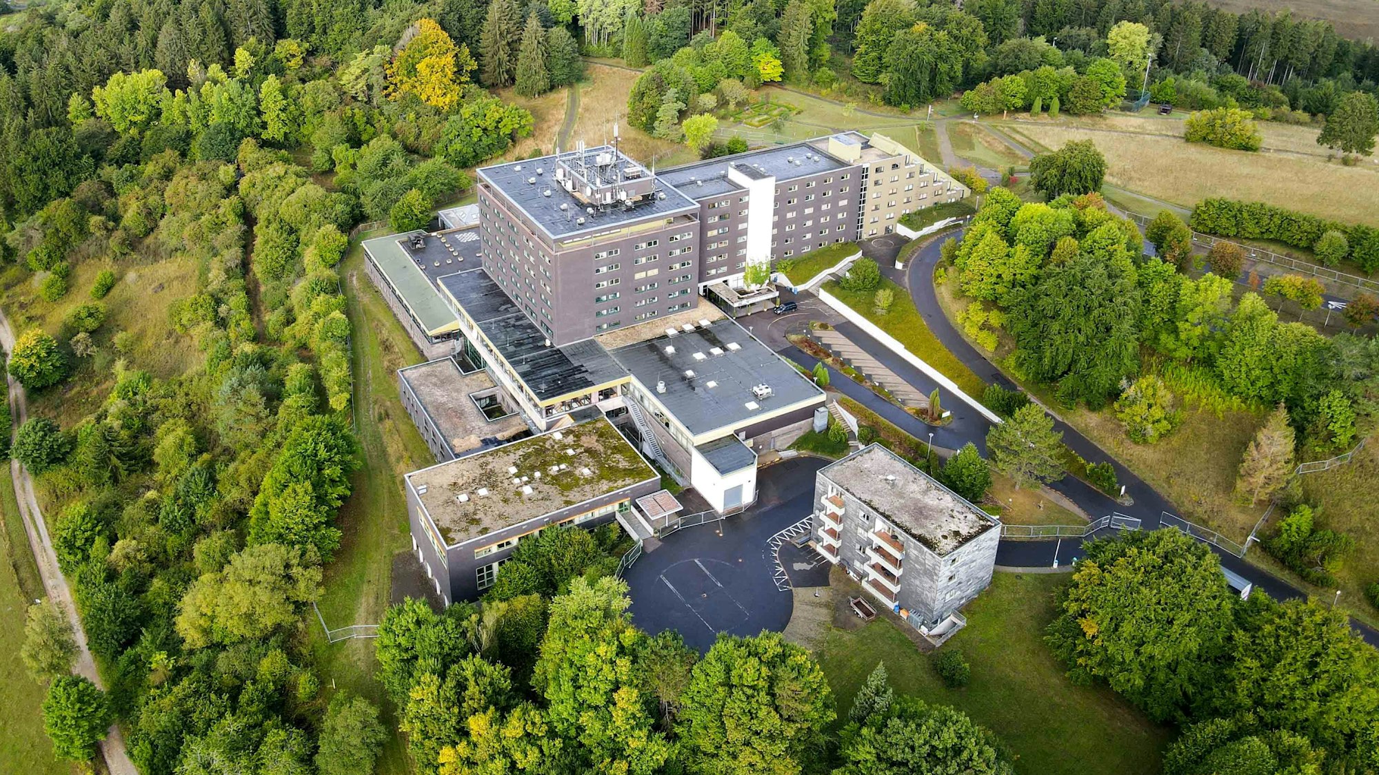 Die Eifelhöhen-Klinik in Nettersheim-Marmagen aus der Luft