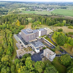 Die Eifelhöhen-Klinik in Nettersheim-Marmagen aus der Luft