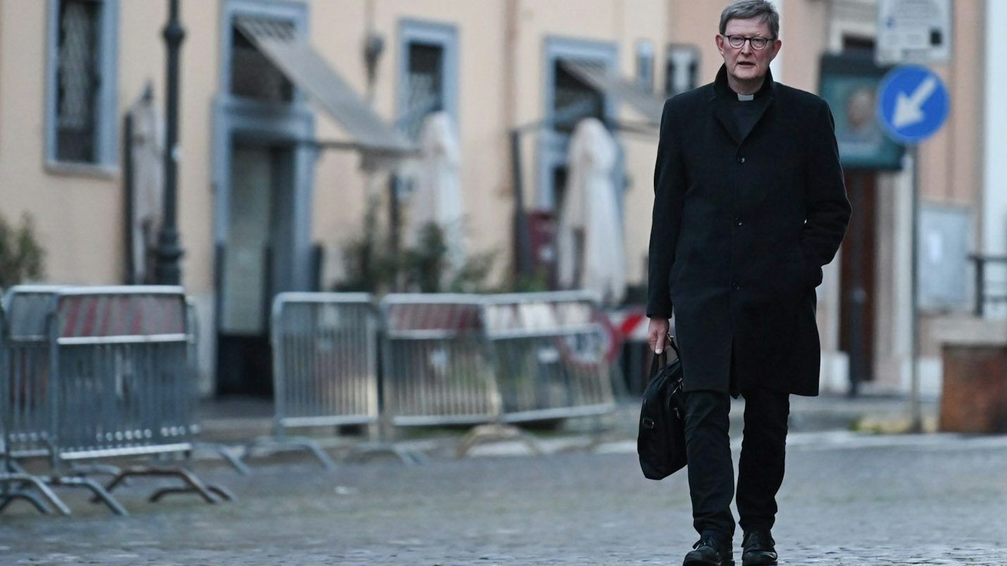Der Kölner Erzbischof, Kardinal Rainer Woelki, ist mit einer schwarzen Aktentasche zu Fuß auf dem Weg in den Vatikan.