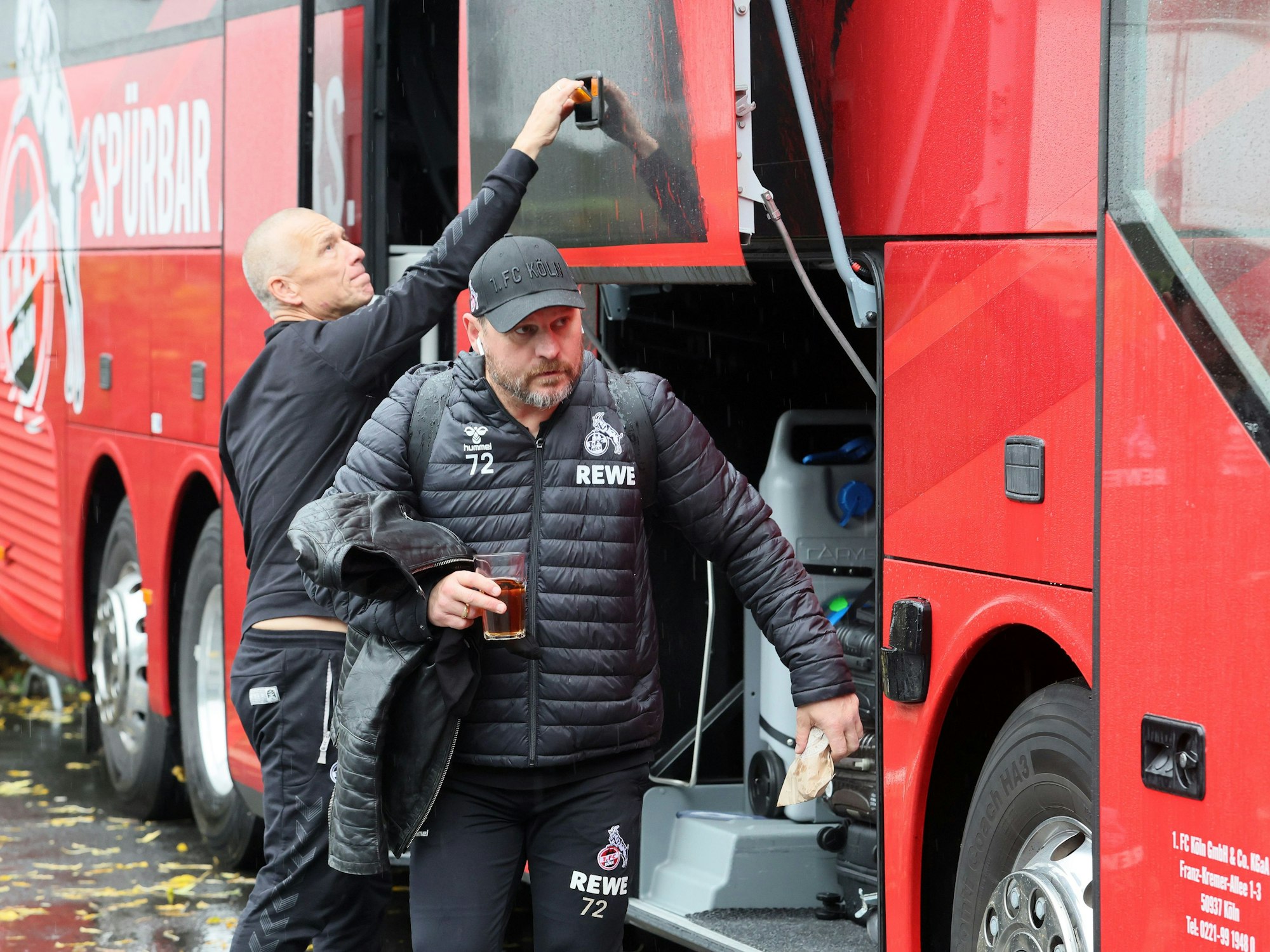 Steffen Baumgart vor der Abfahrt zum Auswärtsspiel in Mainz.