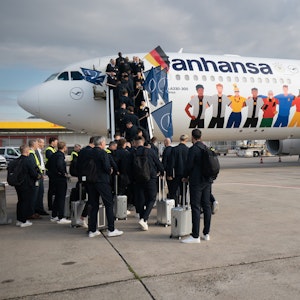 Das deutsche Nationalteam steigt in den Flieger Richtung Oman.