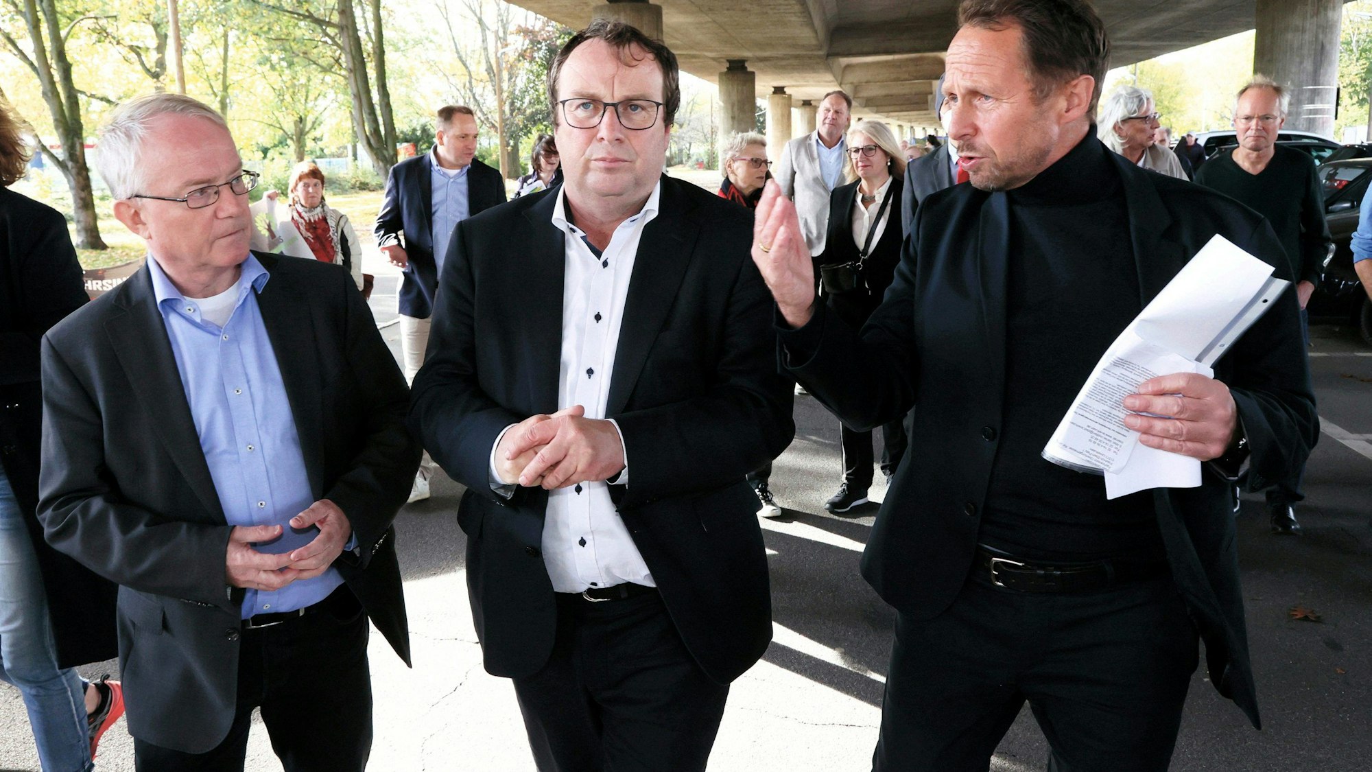 Unter der Stelzenbrücke diskutieren Rüdiger Scholz und Uwe Richrath mit Umweltminister Oliver Krischer.