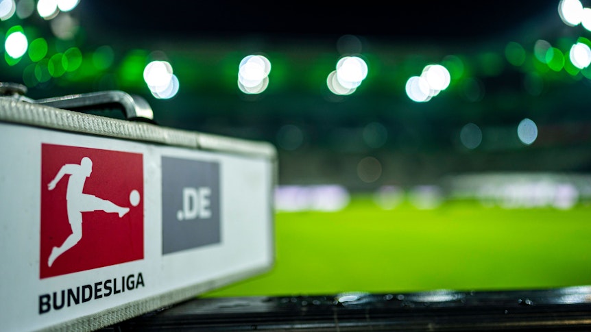 Die neuen Bundesliga-Termine sind am Dienstag (15. November 2022) von der Deutschen Fußball Liga offiziell gemacht worden. Dieses Symbolfoto zeigt das DFL-Logo am 4. November im Borussia-Park während der Bundesliga-Partie von Borussia Mönchengladbach gegen den VfB Stuttgart.
