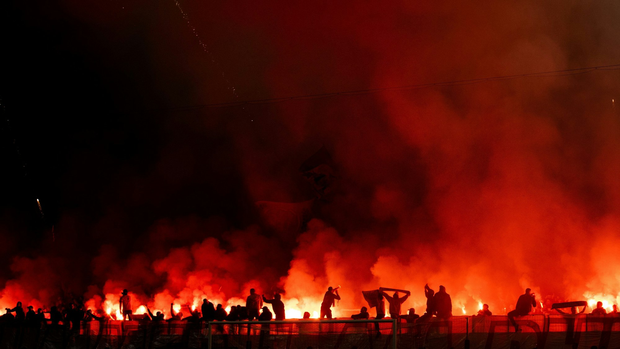 Kölns Ultras zünden Pyrotechnik auf der Südtribüne im Rhein-Energie-Stadion.