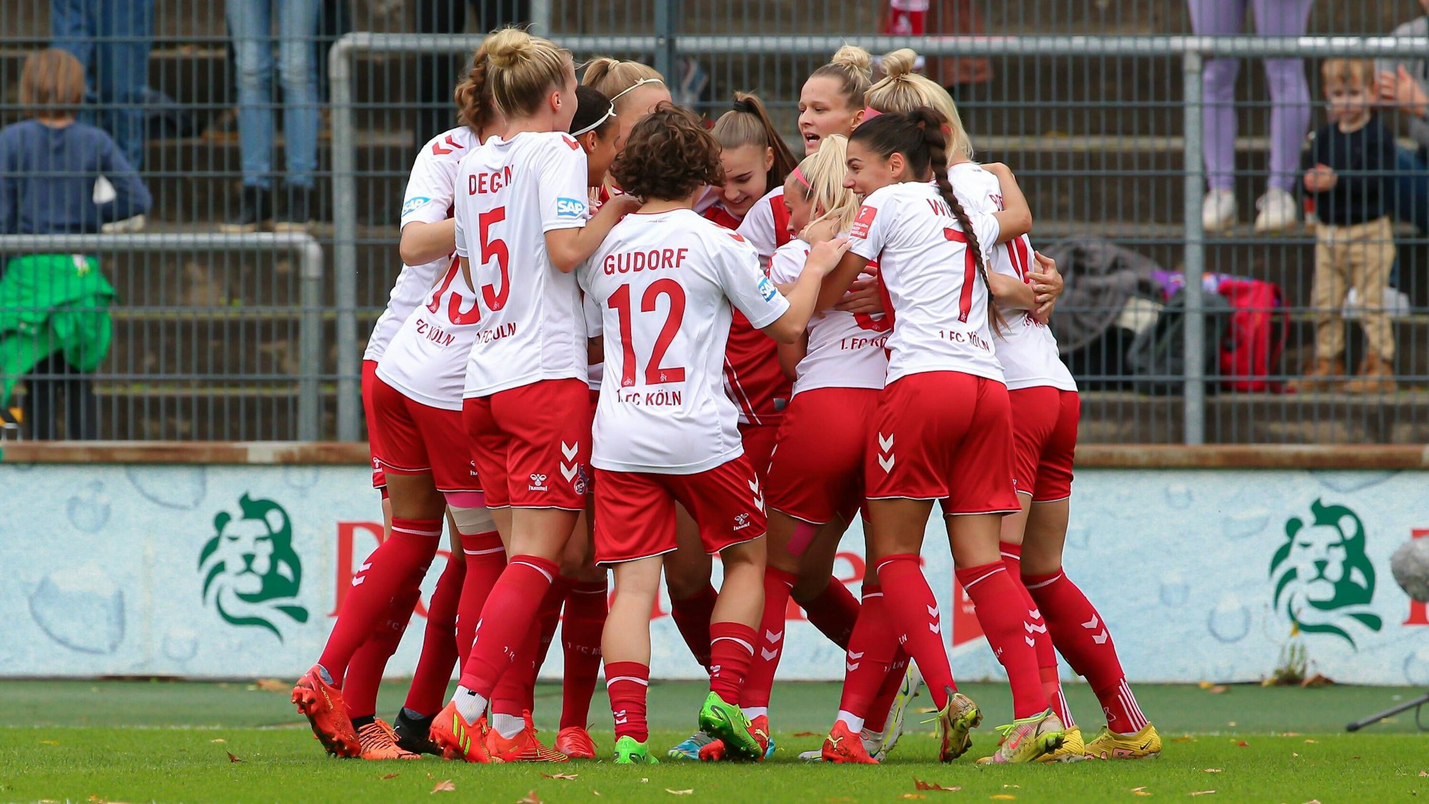 Spielerinnen des 1. FC Köln jubeln zusammen über ein Tor im Spiel gegen den SV Werder Bremen.